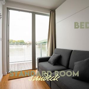 Sundeck Botel - Party Boat